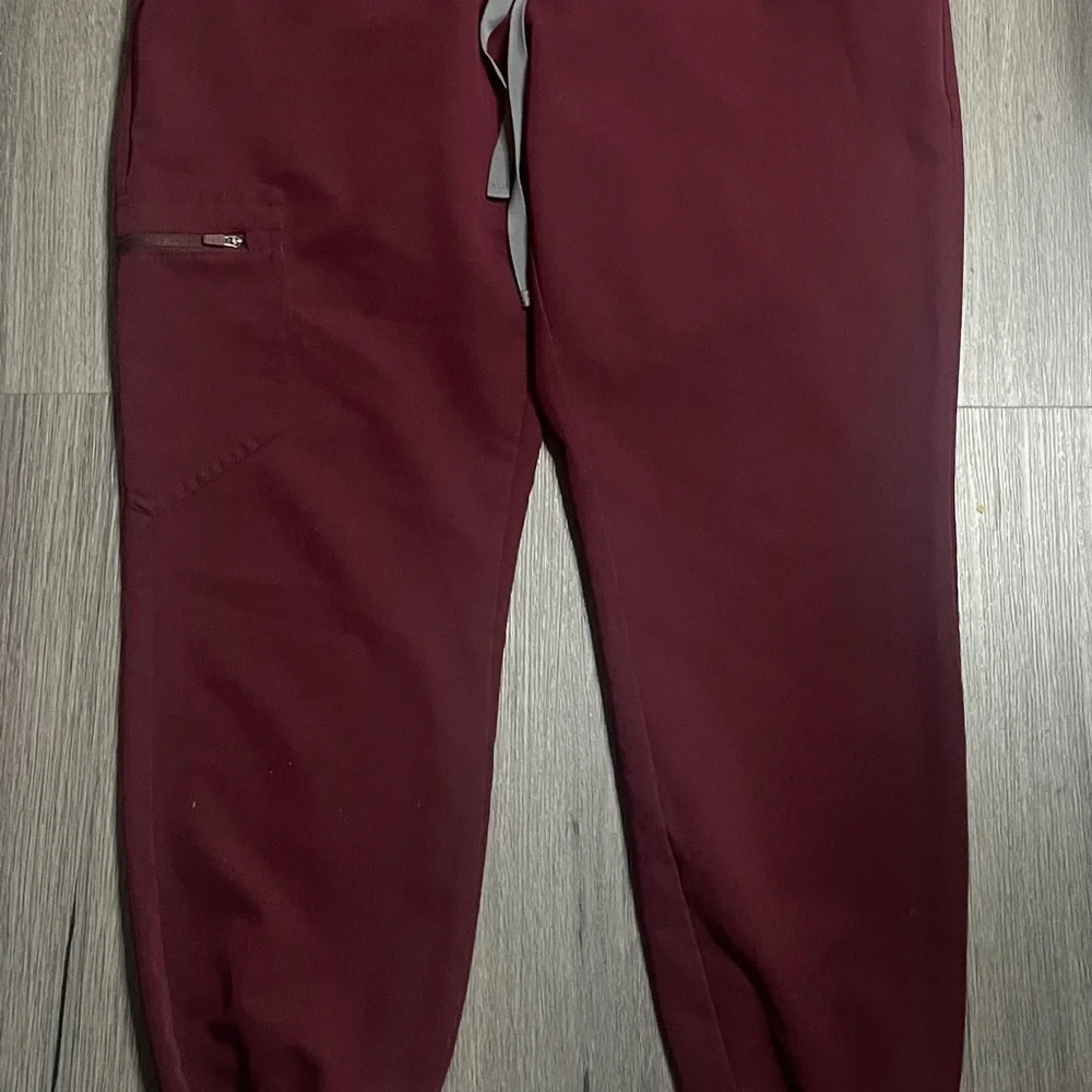 Figs Technical Collection Womens  Maroon Jogger Pants